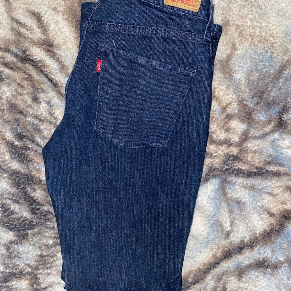 Woman’s Levi Dark Jeans mid rise straight